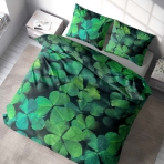 Gultas veļas komplekts „Clover“. Gultas veļas komplekti 140x200, 140x200 cm, 180x200 cm. Elegants melns gultasveļas komplekts ar koši zaļiem āboliņiem, kas jūsu gultai piešķir drosmīgu un dzīvīgu izskatu.