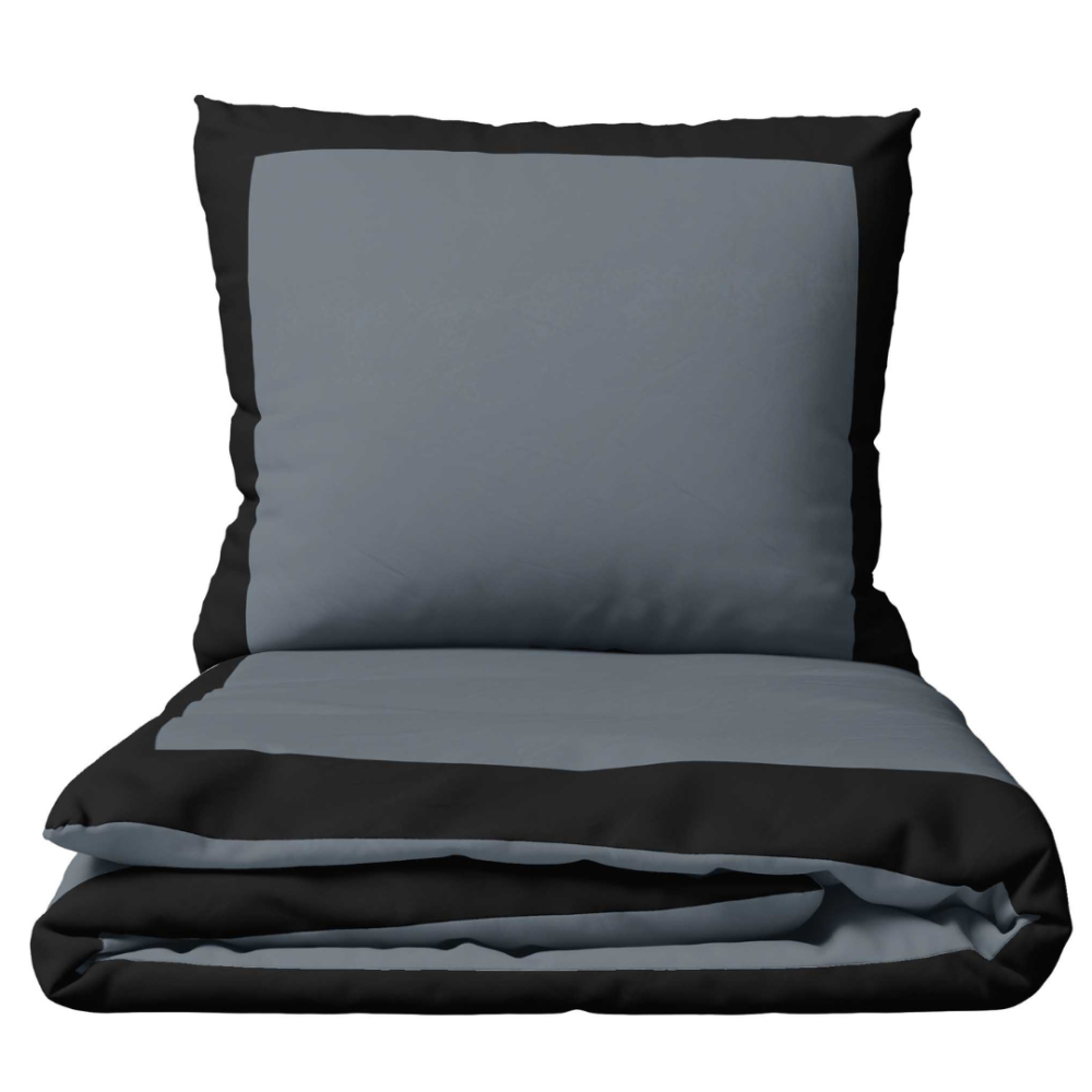 Gultas veļas komplekts „Squared Dark“. Gultas veļas komplekti 200x220, 200x220 cm. Izsmalcināta tumši pelēka gultasveļa, kas ieturēta drosmīgās melnās līnijās un izstaro eleganci un izsmalcinātību.