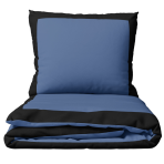 Gultas veļas komplekts „Squared Marine“. Gultas veļas komplekti 200x220, 200x220 cm. Apburoša tumši zila gultasveļa, kas ierāmēta ar drosmīgām melnām līnijām, radot valdzinošu un elegantu izskatu.