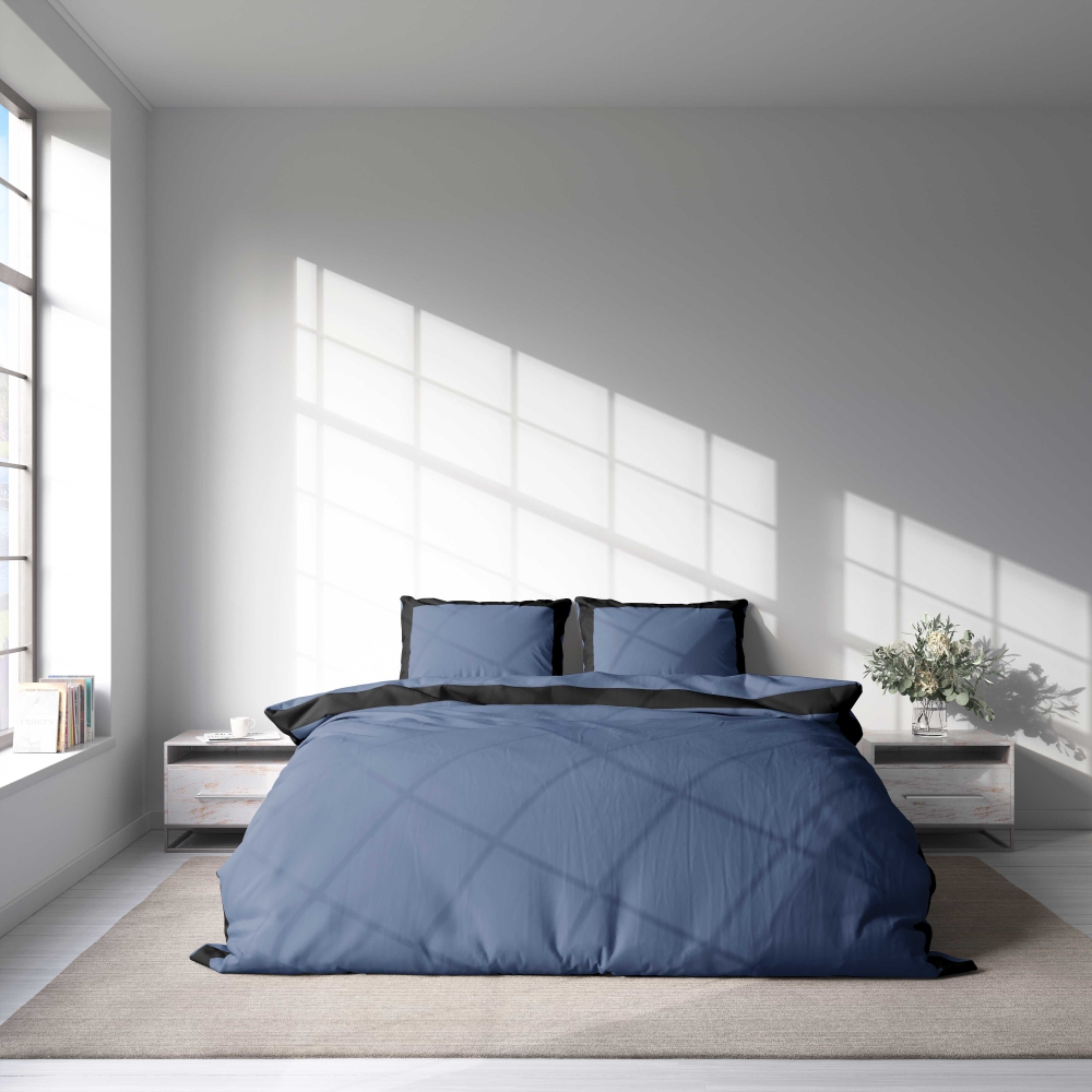 Gultas veļas komplekts „Squared Marine“. Gultas veļas komplekti 200x220, 200x220 cm. Skaista tumši zila gultasveļa, kas akcentēta ar drosmīgu melnu rāmi, kas izceļ tās bagātīgo krāsu un dizainu.