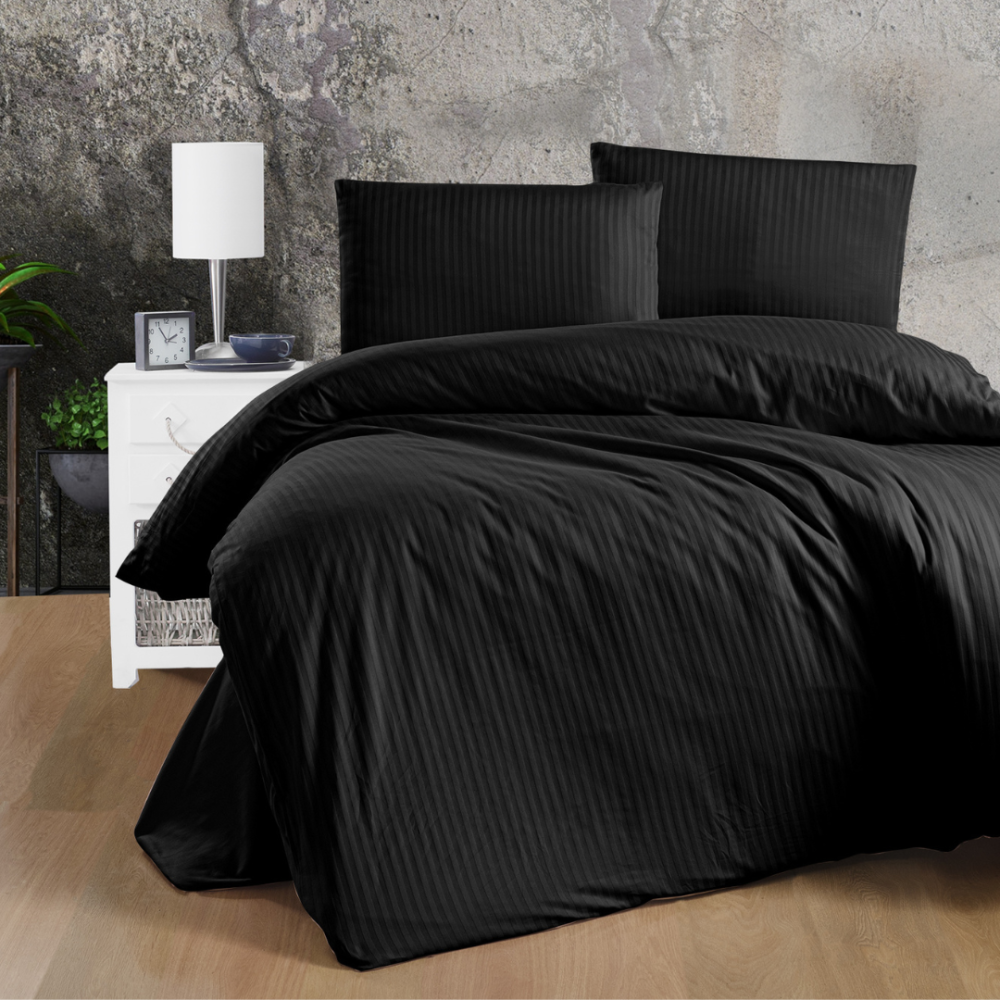 Premium satīns „Black Stripe“. Satīna gultas veļa, 140x200 cm, 200x200 cm, 200x220 cm. Melns gultasveļas komplekts ar stilīgu lineāru rakstu modernai elegancei.