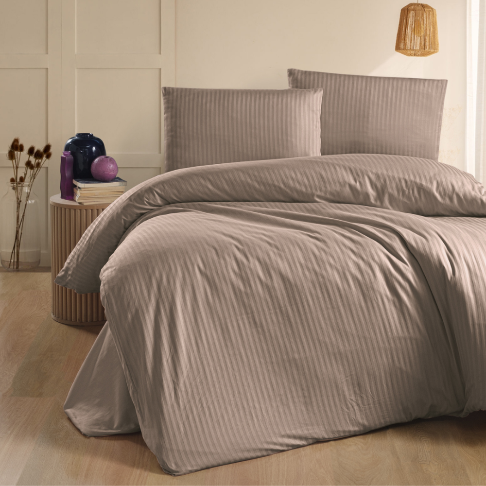 Premium satīns „Mink Stripe“. Satīna gultas veļa, 140x200 cm, 200x200 cm, 200x220 cm. Brūngans gultasveļas komplekts ar stilīgu lineāru rakstu klasiskam šarmam.