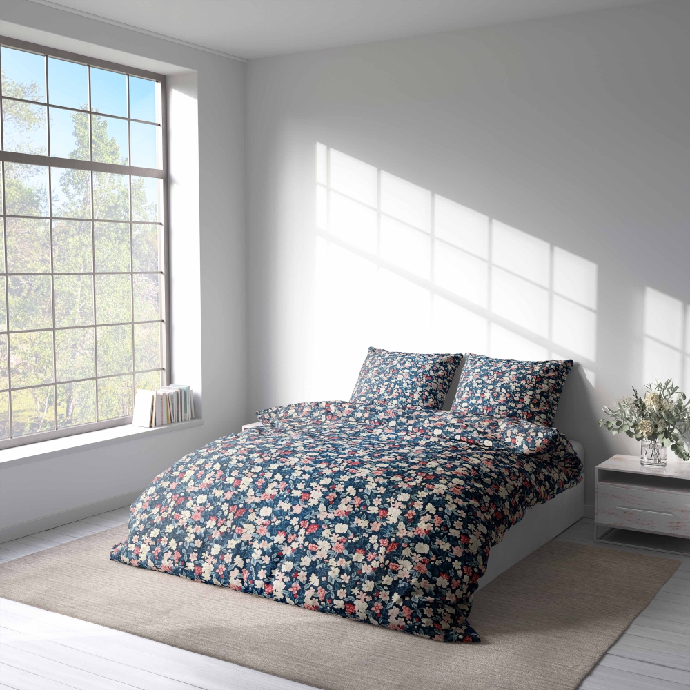 Satīna gultas veļa „Bouquet“. Satīna gultas veļa, 140x200 cm, 150x200 cm, 160x200 cm, 180x200 cm, 200x200 cm, 200x220 cm. Elegants ziedu gultasveļas komplekts tumši zilā krāsā ar burvīgiem gaiši ziliem, rozā un sarkaniem ziediem.
