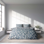 Satīna gultas veļa „Meadow“. Satīna gultas veļa, 140x200 cm, 200x200 cm, 200x220 cm. Gultas veļas komplekts mierīgā pelēki zilā krāsā ar gaiši brūniem ziedu akcentiem, kas rada nomierinošu noskaņu.