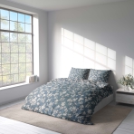 Satīna gultas veļa „Meadow“. Satīna gultas veļa, 140x200 cm, 200x200 cm, 200x220 cm. Maigas pelēki zilas gultas veļas, ko rotā maigi brūni ziedi, lai radītu mierīgu atmosfēru.