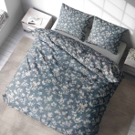 Satīna gultas veļa „Meadow“. Satīna gultas veļa, 140x200 cm, 200x200 cm, 200x220 cm. Klusināta pelēki zila gultasveļa ar gaiši brūniem ziedu motīviem, kas piešķir izsmalcinātu izskatu.