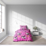 Gultas veļas komplekts "Panda Pink". Bērnu gultas veļa, 140x200 cm. Rotaļīga gaiši rozā gultasveļa, ko rotā pandas uz skrituļdēļiem, rozā zvaigznes un dzelteni zibeņi.