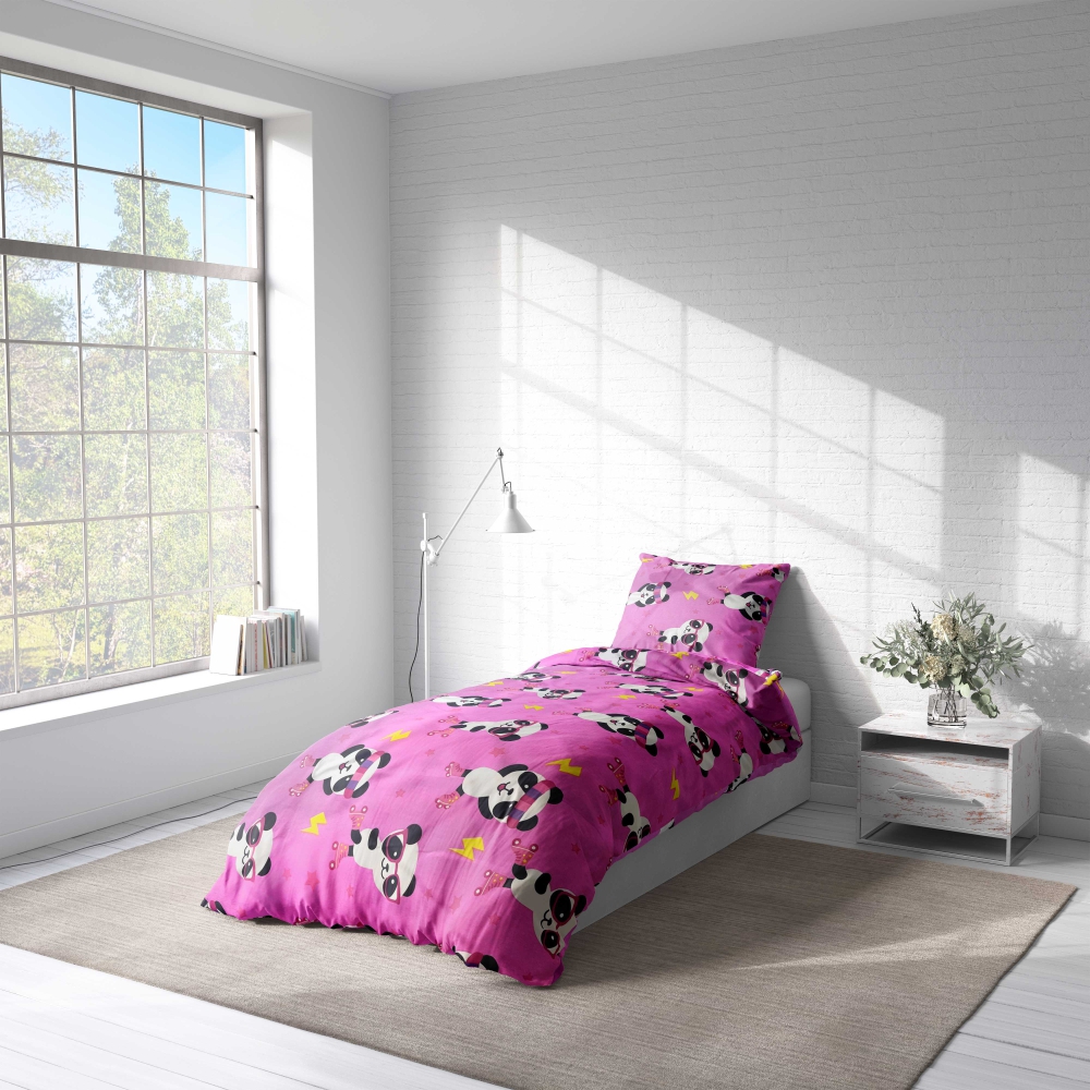 Gultas veļas komplekts "Panda Pink". Bērnu gultas veļa, 140x200 cm. Burvīga gaiši rozā gultasveļa ar pandām uz skrituļslidām, rozā zvaigznēm un dzelteniem zibeņiem.