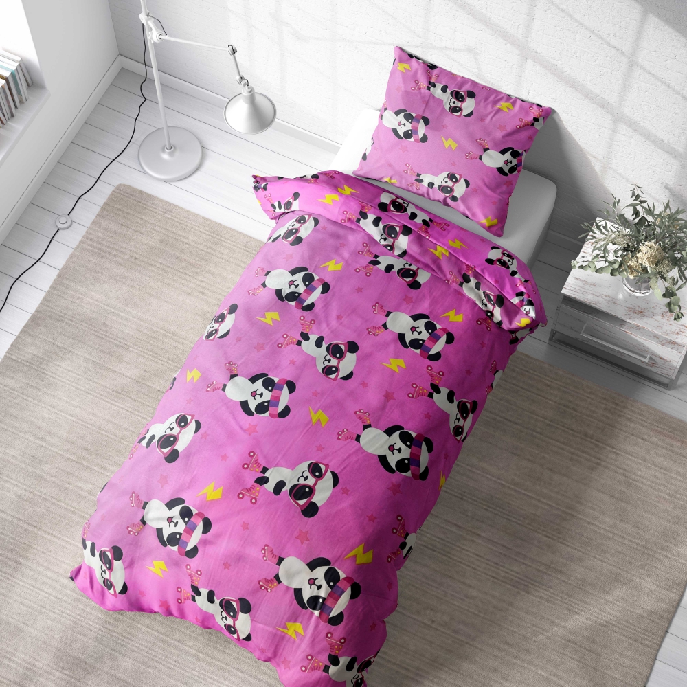Gultas veļas komplekts "Panda Pink". Bērnu gultas veļa, 140x200 cm. Burvīga gaiši rozā gultasveļa ar pandām uz skrituļdēļiem, rozā zvaigznēm un dzelteniem zibeņiem.